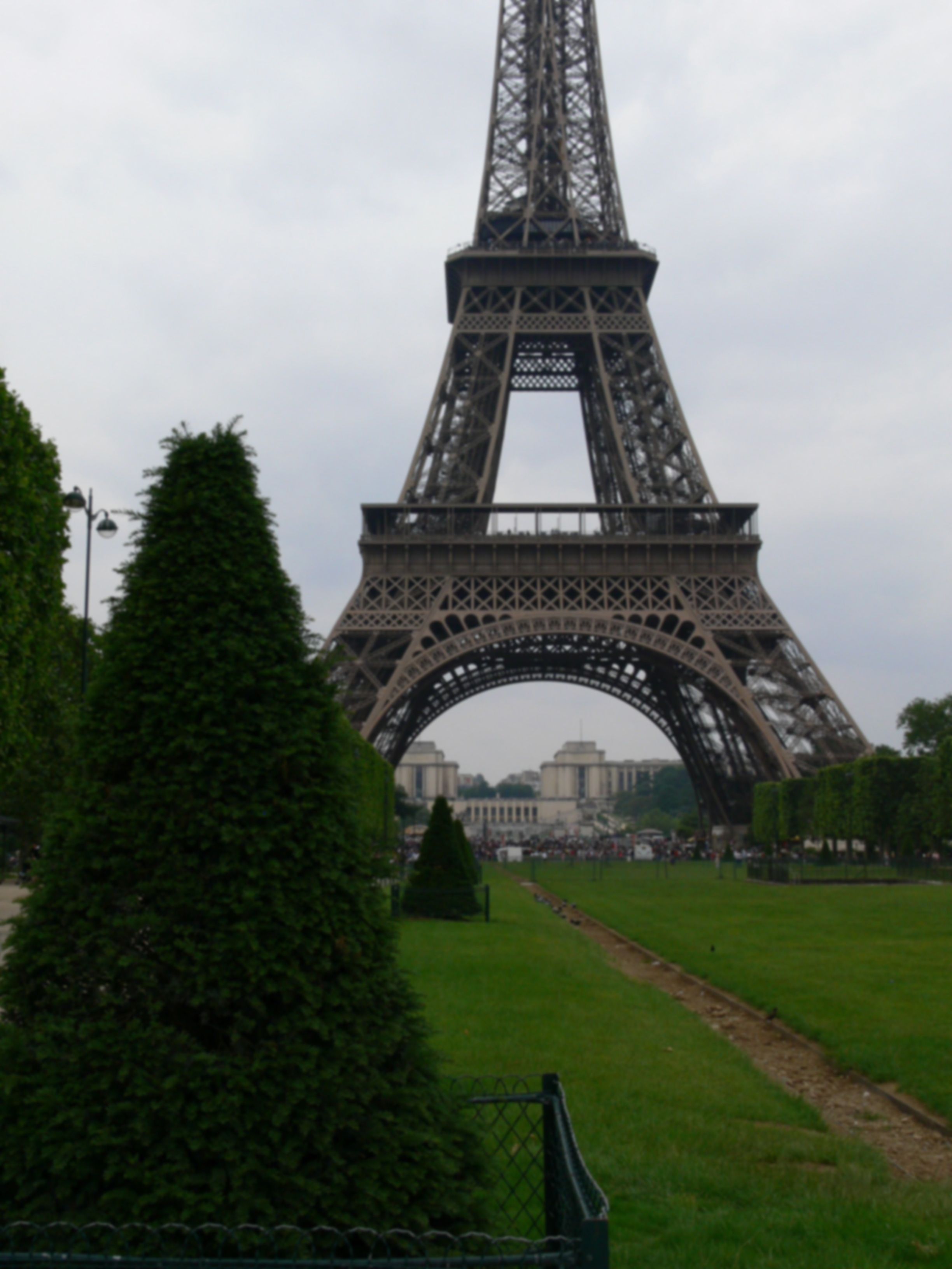 Wazige foto met de Eiffeltoren..