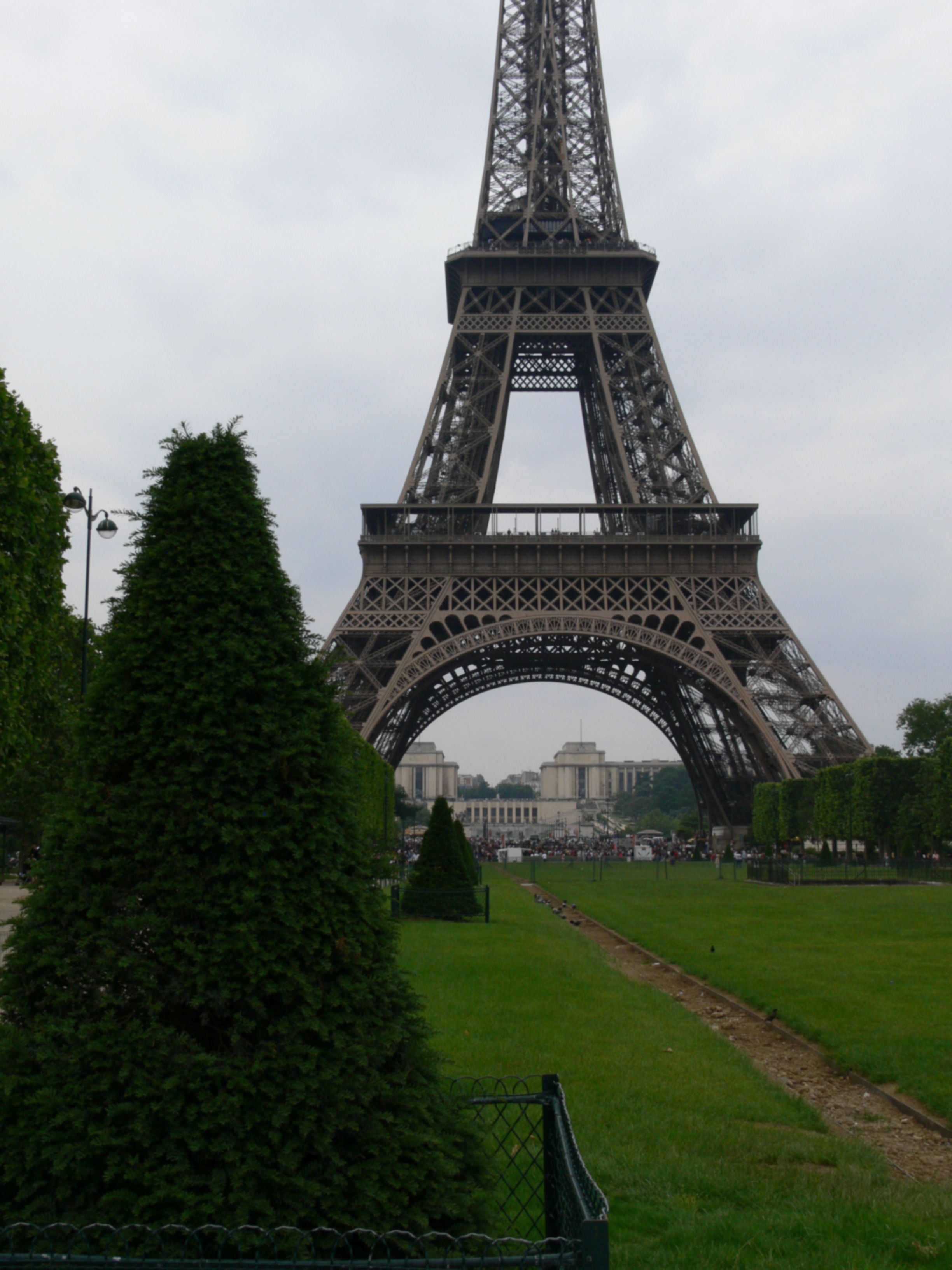 Gecorrigeerde wazige foto met de Eiffeltoren..
